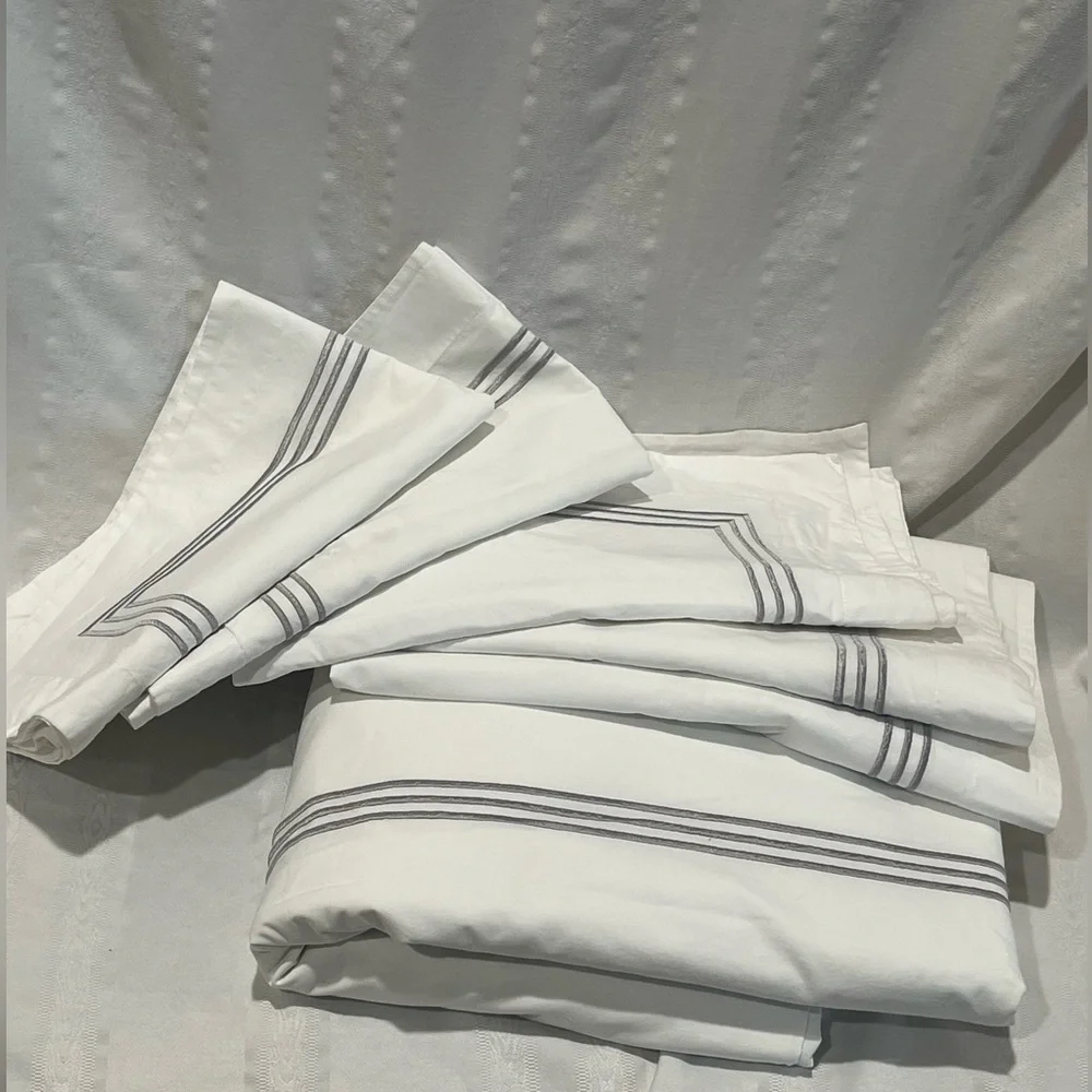 POTTERY BARN KING SIZE GRAND ORGANIC PERCALE DUVET COVER AND SHAMS, WHITE/SILVER